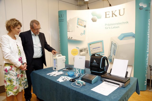 Die stellvertretende Ministerpräsidentin Eveline Lemke besuchte den EKU-Stand; Bildrechte: MWKEL, Fotograf Stephan Sämmer, Veranstaltung: 3. medtech Rheinland-Pfalz