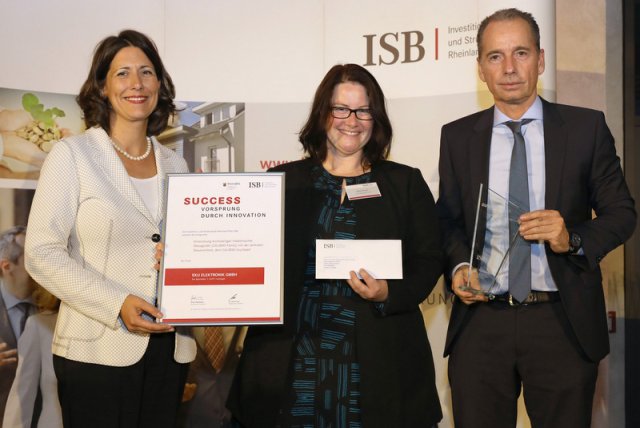EKU’s Sales Manager Britta Pulch (in the middle) with the Economic State Secretary Daniela Schmitt (left) and Dr. Ulrich Link, board member of the Investitions- und Strukturbank Rheinland-Pfalz (ISB) GmbH (right); photo rights: ISB/Alexander Sell