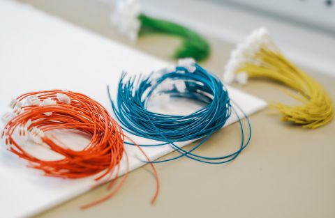 konfektionierte Kabel in rot, blau, gelb, grün
